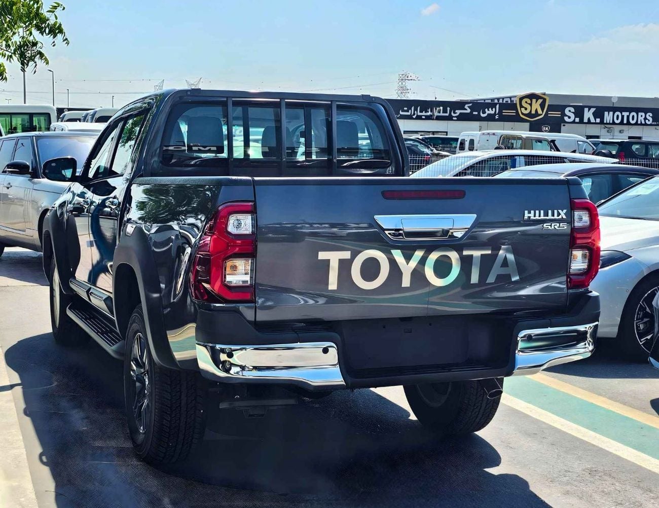 تويوتا هيلوكس SR5 TRD WOOD INTERIOR W VISOR / 4.0L PETROL V6 4WD / BLIND SPOT / DIFFLOCK / DVD+CAMERA (CODE # H6A)