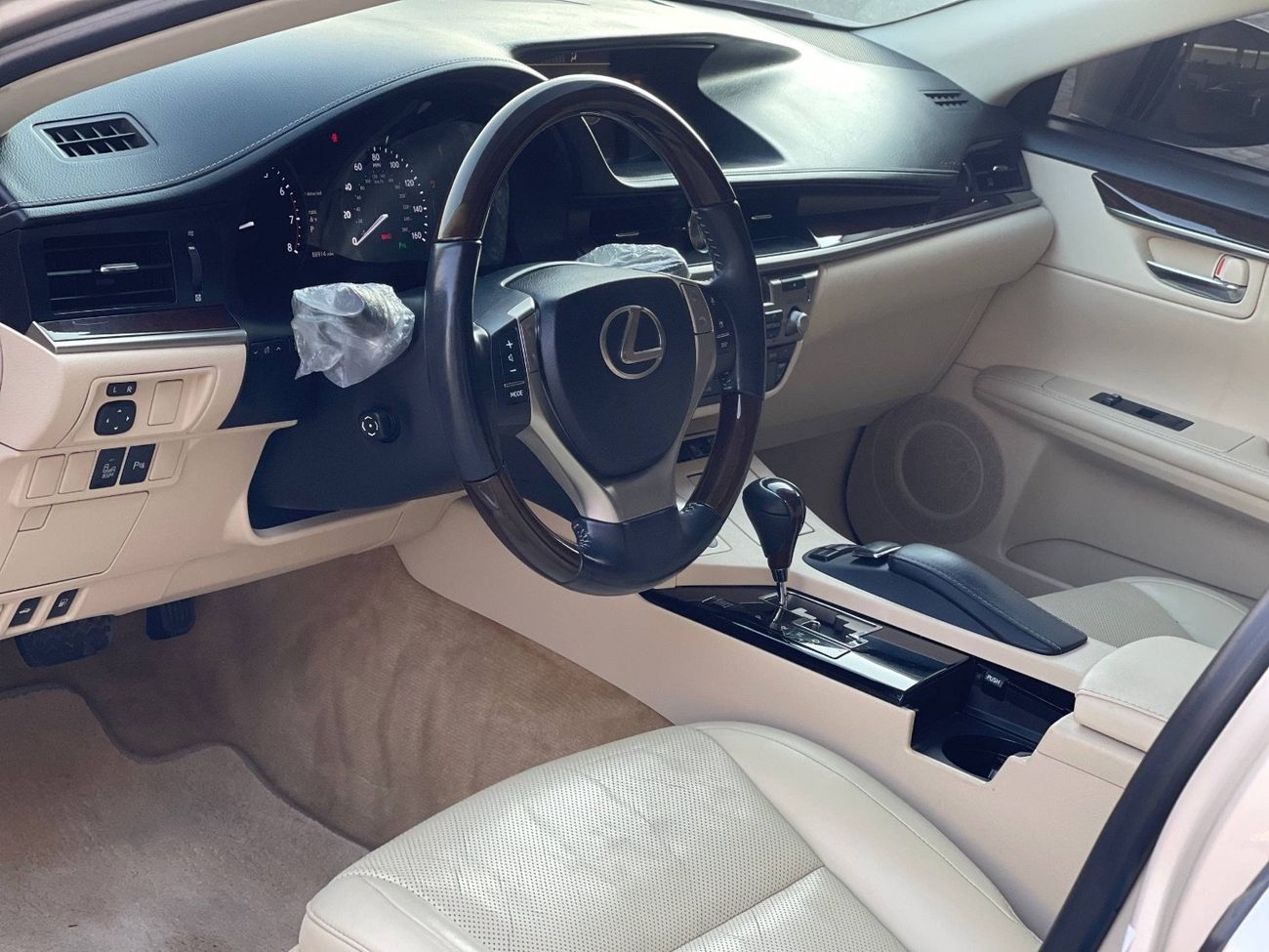 Lexus ES350 Platinum 3.5L 3.5 V6 / BIG SCREEN /COOLING AND HEATING SEATS / LOW MILEAGE / IN PERFECT CONDITION