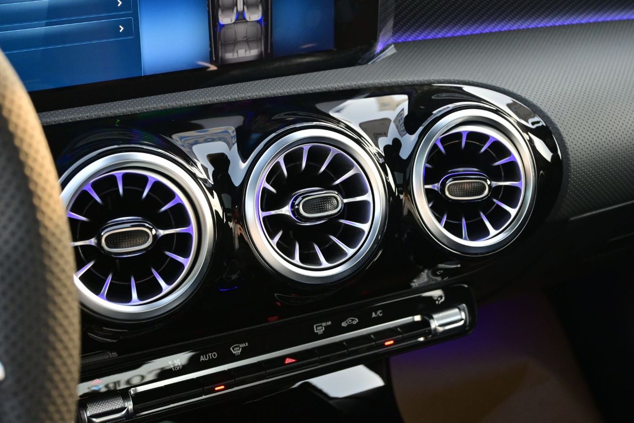 مرسيدس بنز A 200 Mercedes-Benz A200L 1.3L Turbo Petrol, Model 2025 Color White