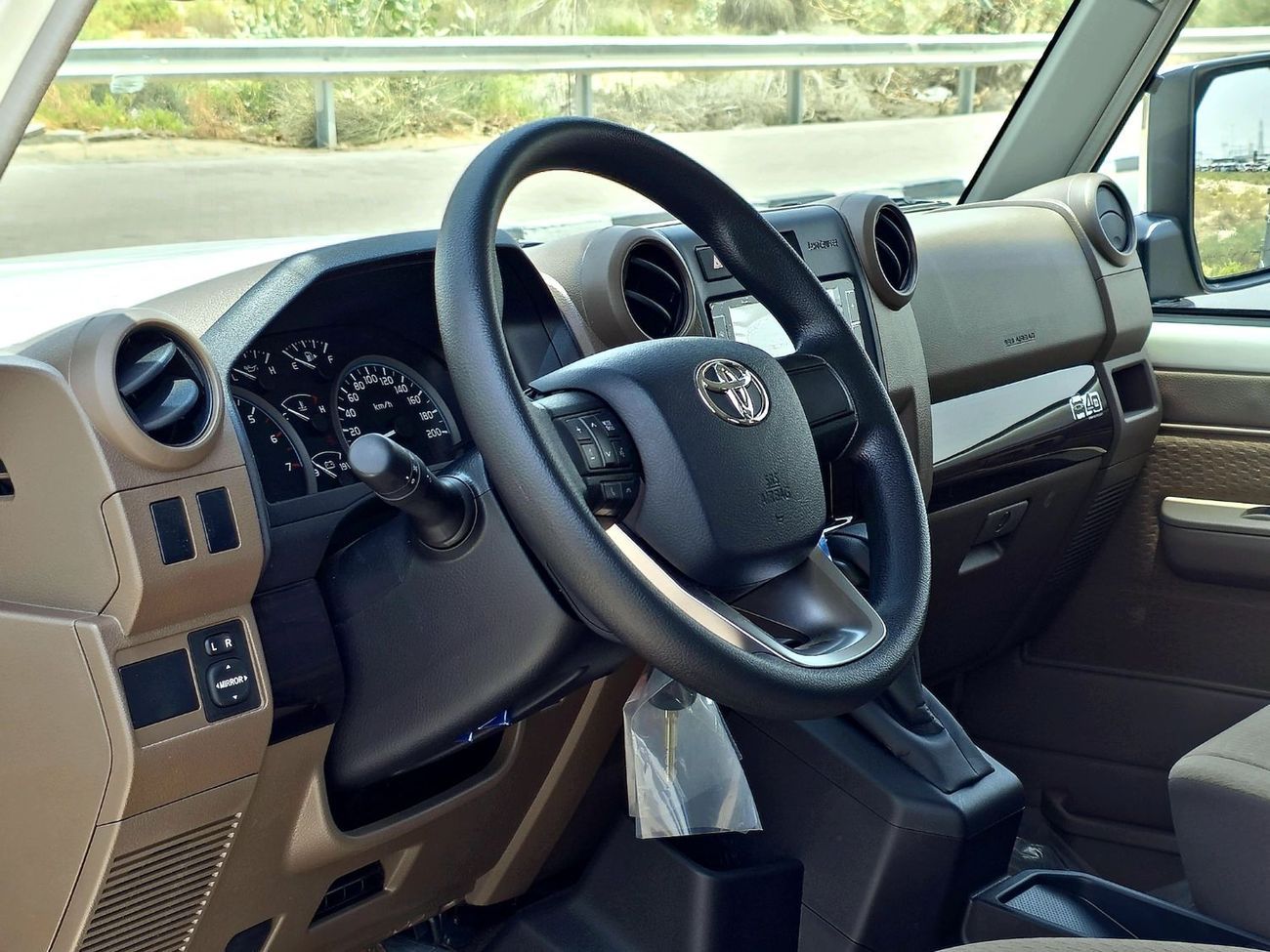 تويوتا لاند كروزر LC76 PETROL 4.0L - STD - E - DIFF LOCK - A/T - WHITE INSIDE BEIGE - 2025 - OMANI