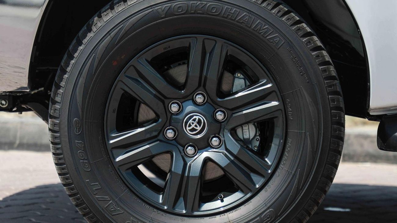 تويوتا هيلوكس 2.7L VVT‑i inline‑4 petrol (2TR‑FE), 4 door. 5 seats