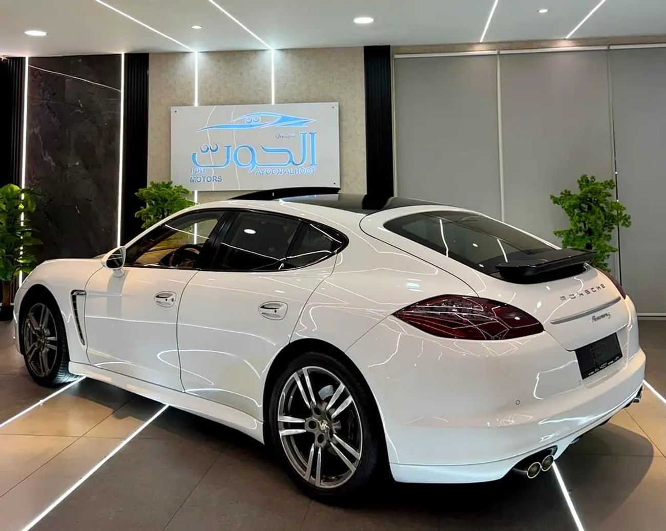 بورش باناميرا BEST PLATINUM EDITION|| TOP OPTIONS || GCC || ACCIDENT FREE || UNIQUE