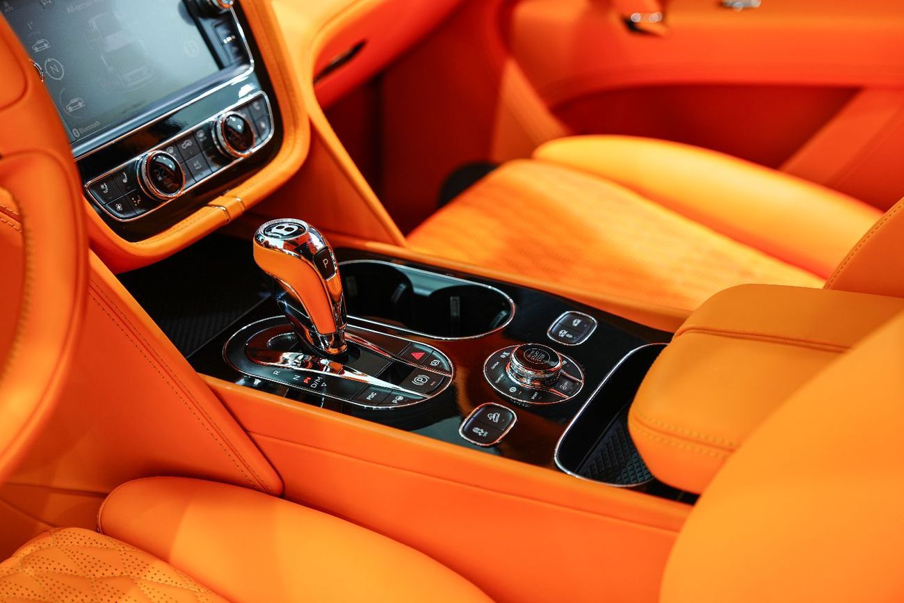 Bentley Bentayga W12, Carbon Fiber Body Kit, Panoramic Roof, Starlight Headliner, GCC Specs!!