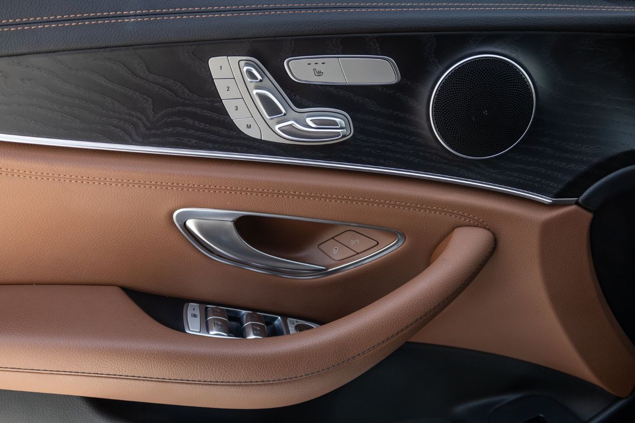 Mercedes-Benz E300 Premium 2.0L