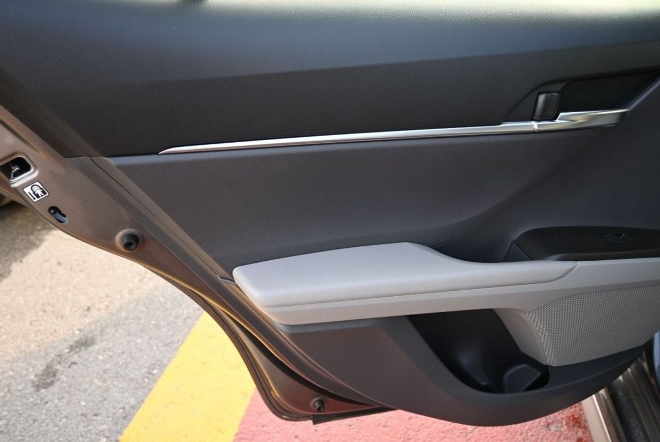 تويوتا كامري تويوتا كامري SE 2.5 لتر بنزين ، سيدان ، دفع أمامي ، 4 أبواب ، مثبت سرعة ، فتحة سقف ، مقاعد كهربائية