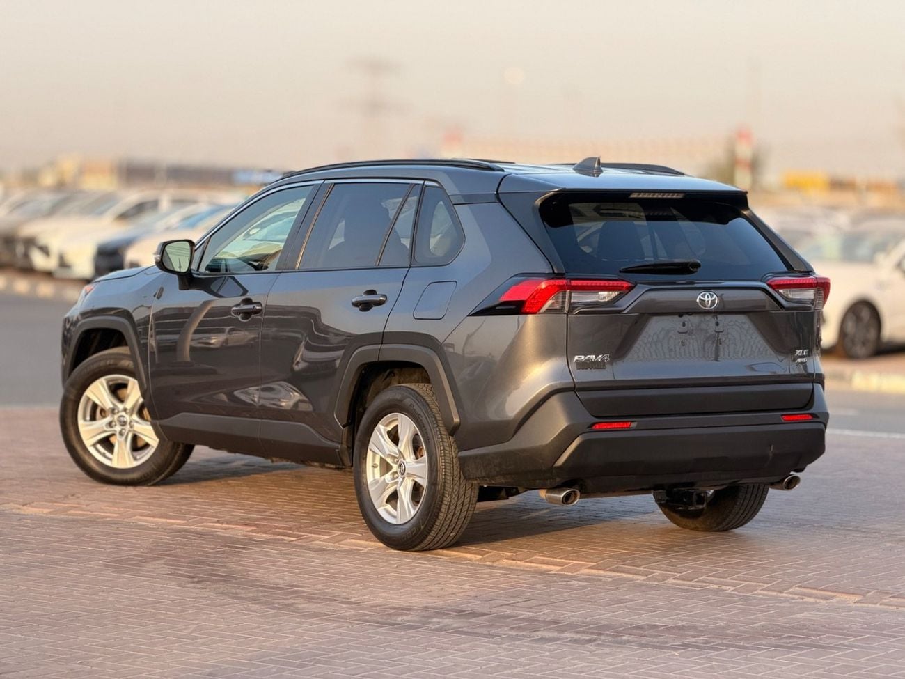 تويوتا راف ٤ XLE 4x4 Drive Full option/ sunroof, push start