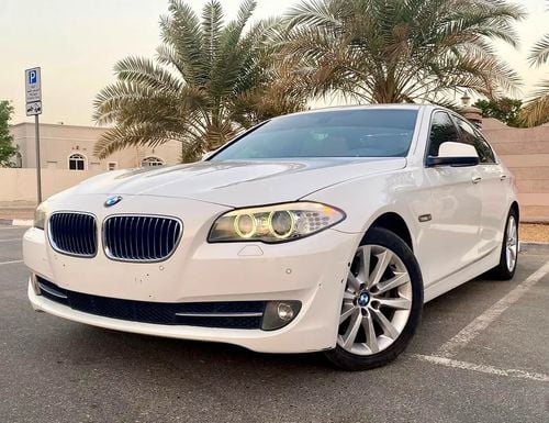 بي أم دبليو 530i 530i ||FULL OPTION || 6 cylinder|| accident free|| original paint ||GCC SPECS