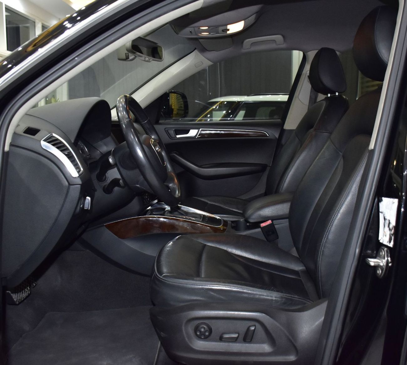 أودي Q5 EXCELLENT DEAL for our Audi Q5 ( 2012 Model ) in Black Color GCC Specs