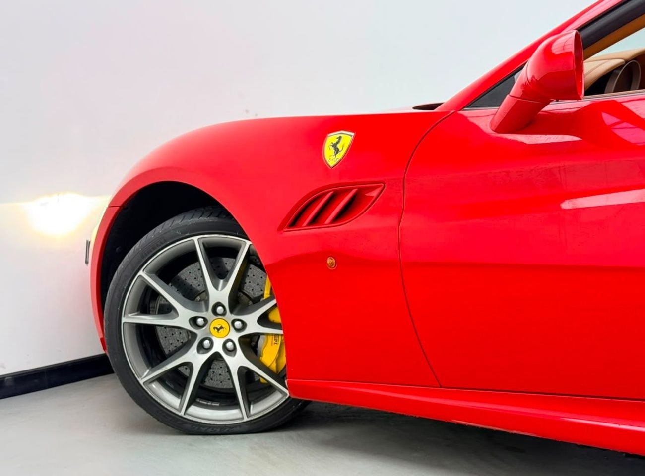 فيراري كاليفورنيا 2013 Ferrari California Convertible, Full Service History, Carbon Fiber Interior, Fully Loaded, GCC