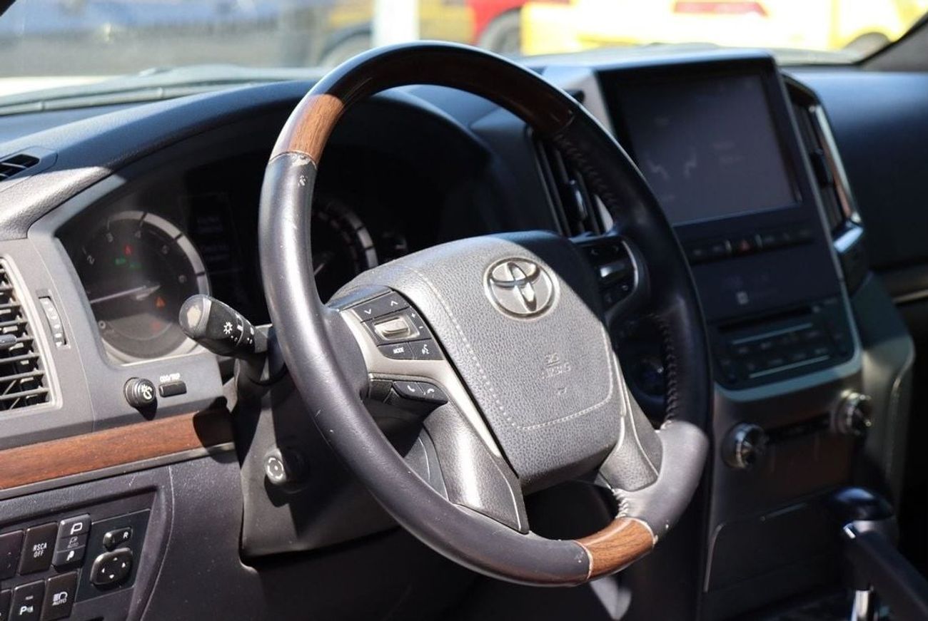 تويوتا لاند كروزر VXR 5.7L 4WD Toyota Land Cruiser VX.R 5.7L / 2018 / GCC / Original Paint