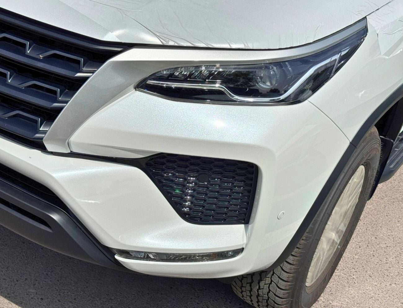 Toyota Fortuner EXR TOYOTA FORTUNER EXR || 2.7L PETROL V4 / FABRIC SEATS / MANUAL AC (CODE # FPMB)