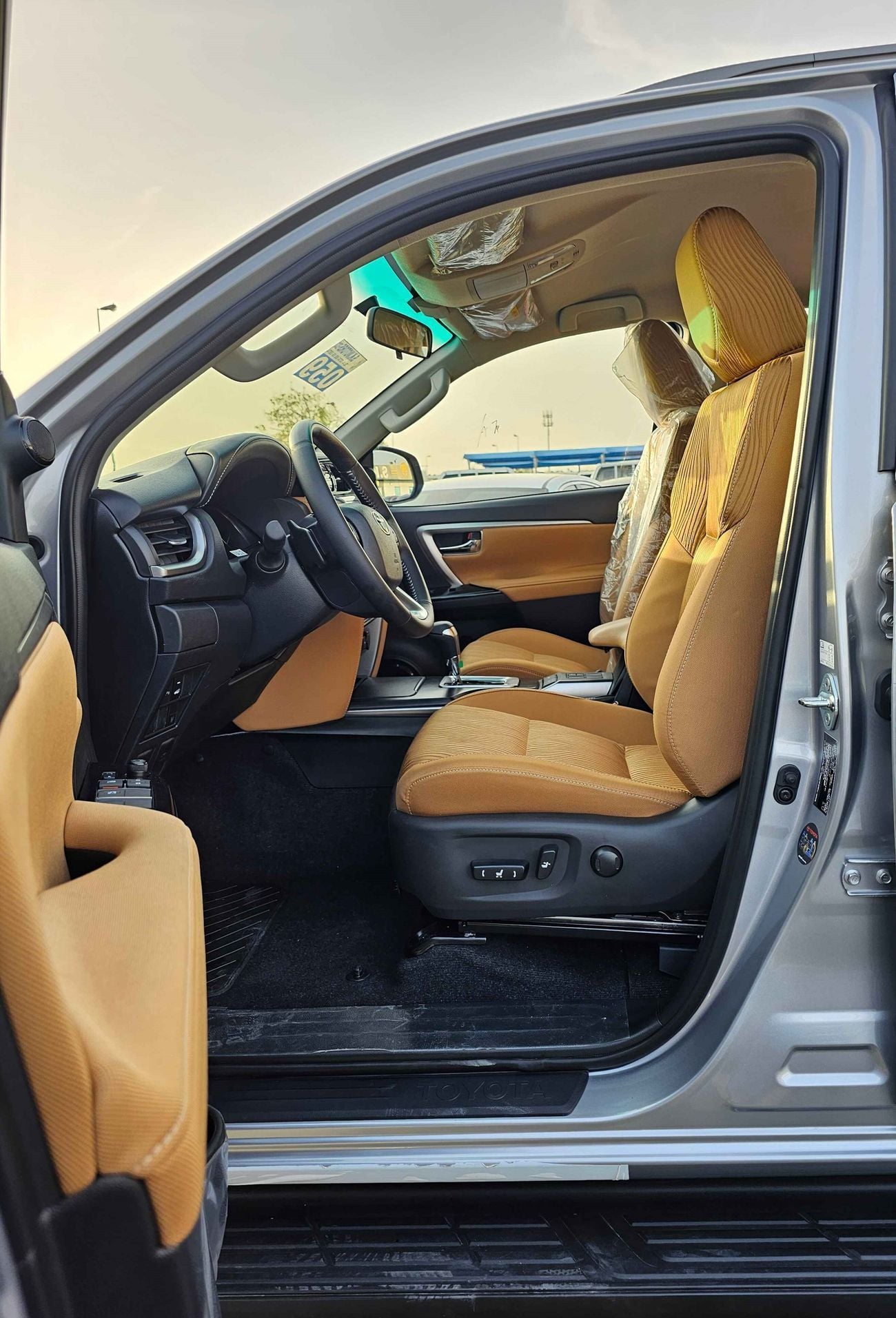 تويوتا فورتونر 4.0L V6 PETROL / 8 SCREEN + CAMERA / REMOTE KEY / REAR A/C (CODE # FP40VXB)