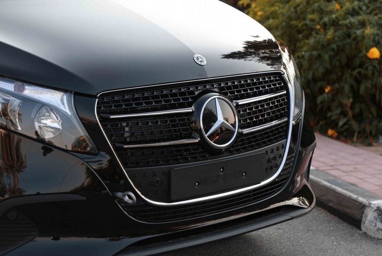 مرسيدس بنز V 300 2025 MERCEDES BENZ V300 EXTRA LONG 2.0 - BLACK inside BLACK | Export Only