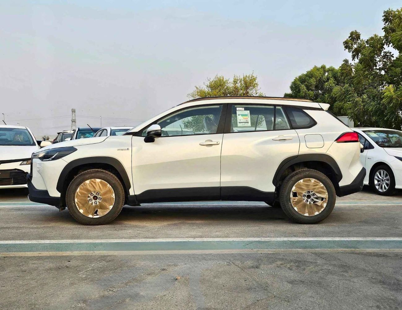 Toyota Corolla Cross HYBRID /1.8L A/T / FULL OPTION / SUNROOF, LEATHER/ 17" ALLOY WHEELS/CODE#XLE