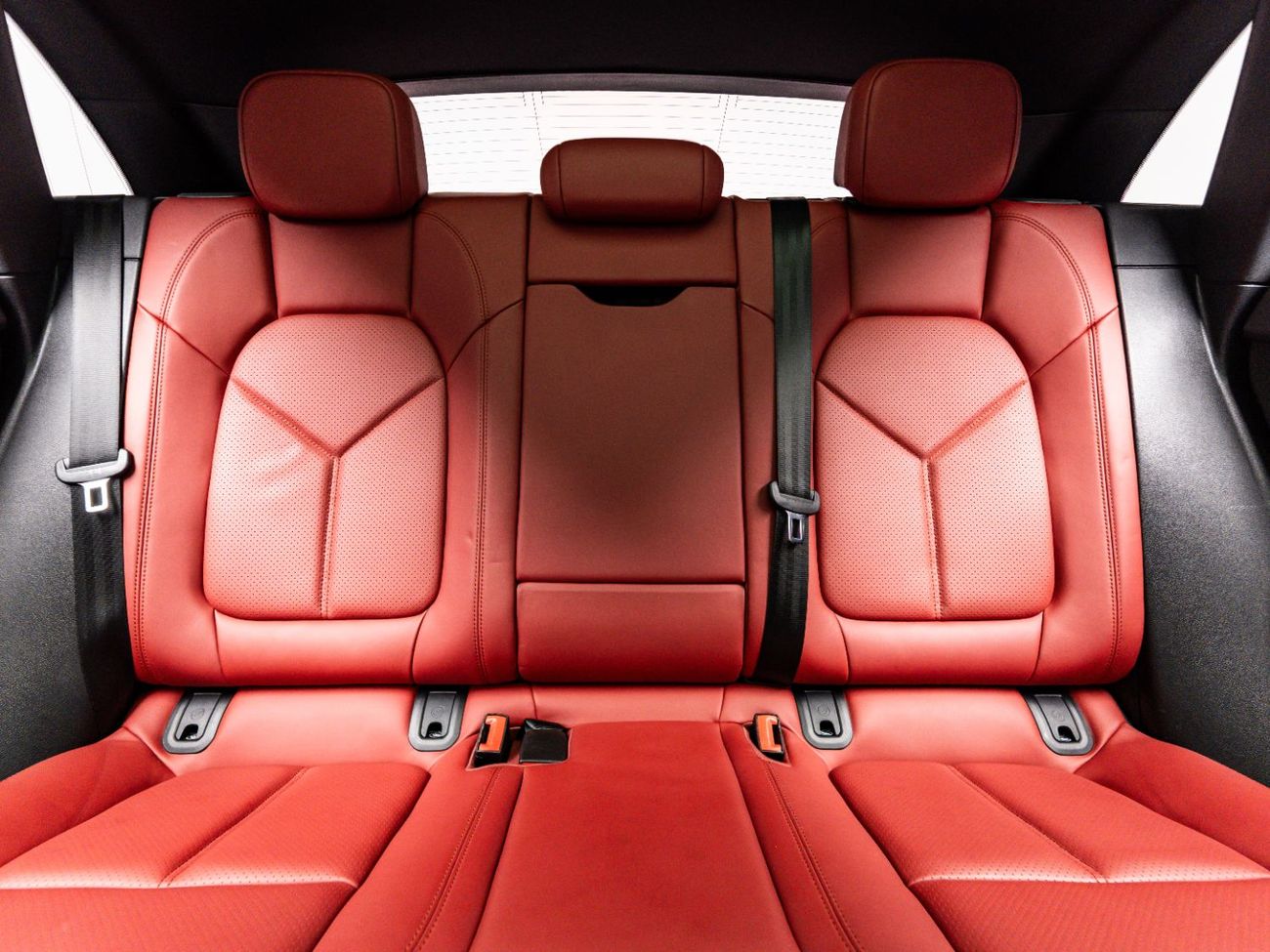 Porsche Macan Std 2.0L (252 HP) 2021 Porsche Macan, 1 Year Blackline Warranty, Full Service History, Low KMs, GCC