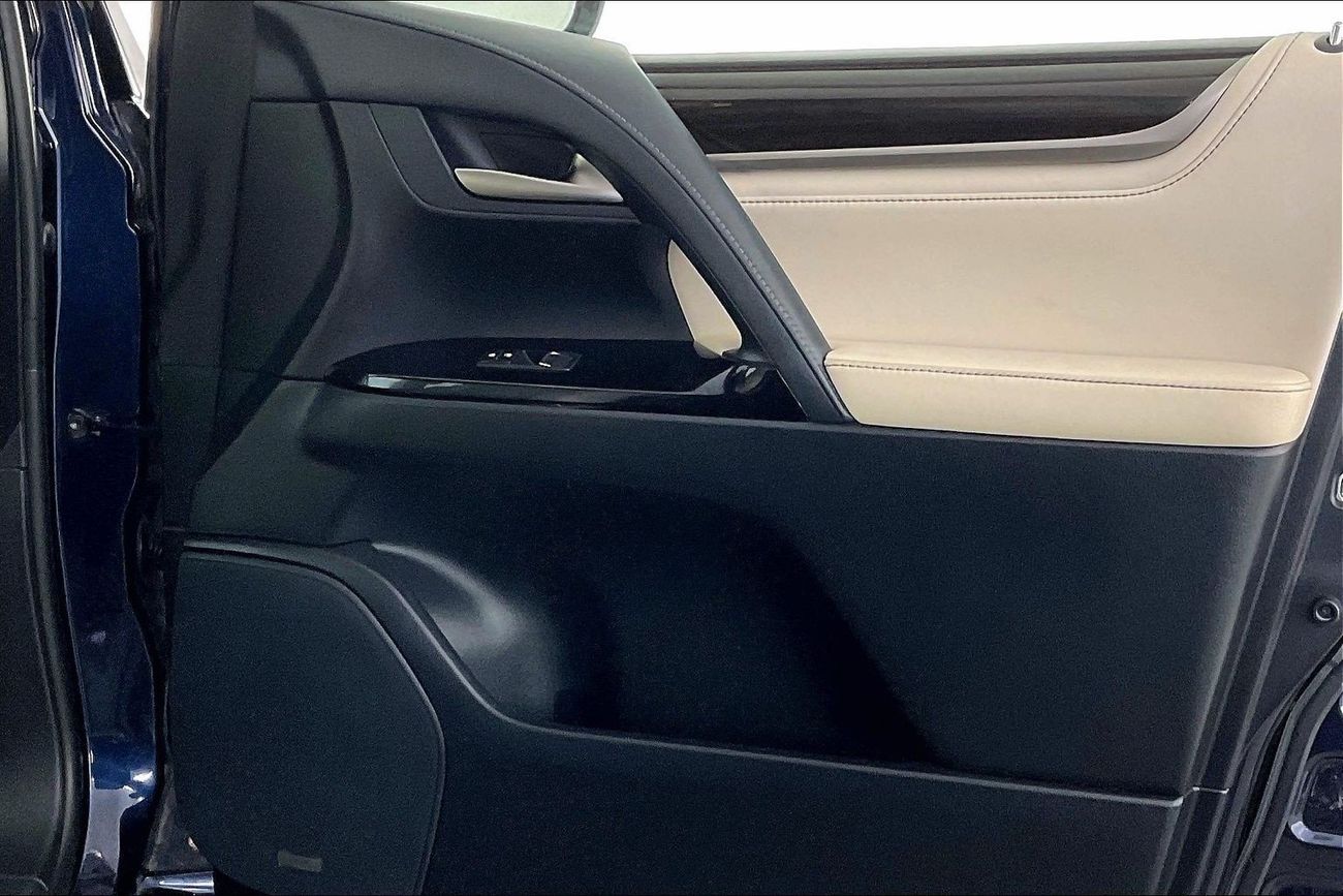 Lexus LX 570 Signature | National Day Celebration | Guaranteed Warranty | 0 Down Payment