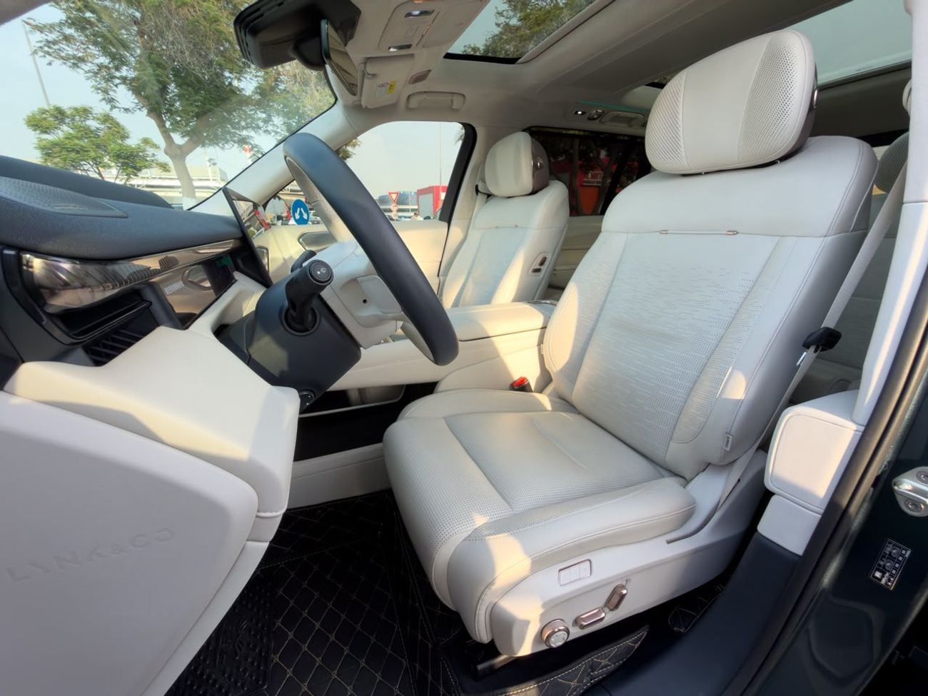 Lynk & Co 900
