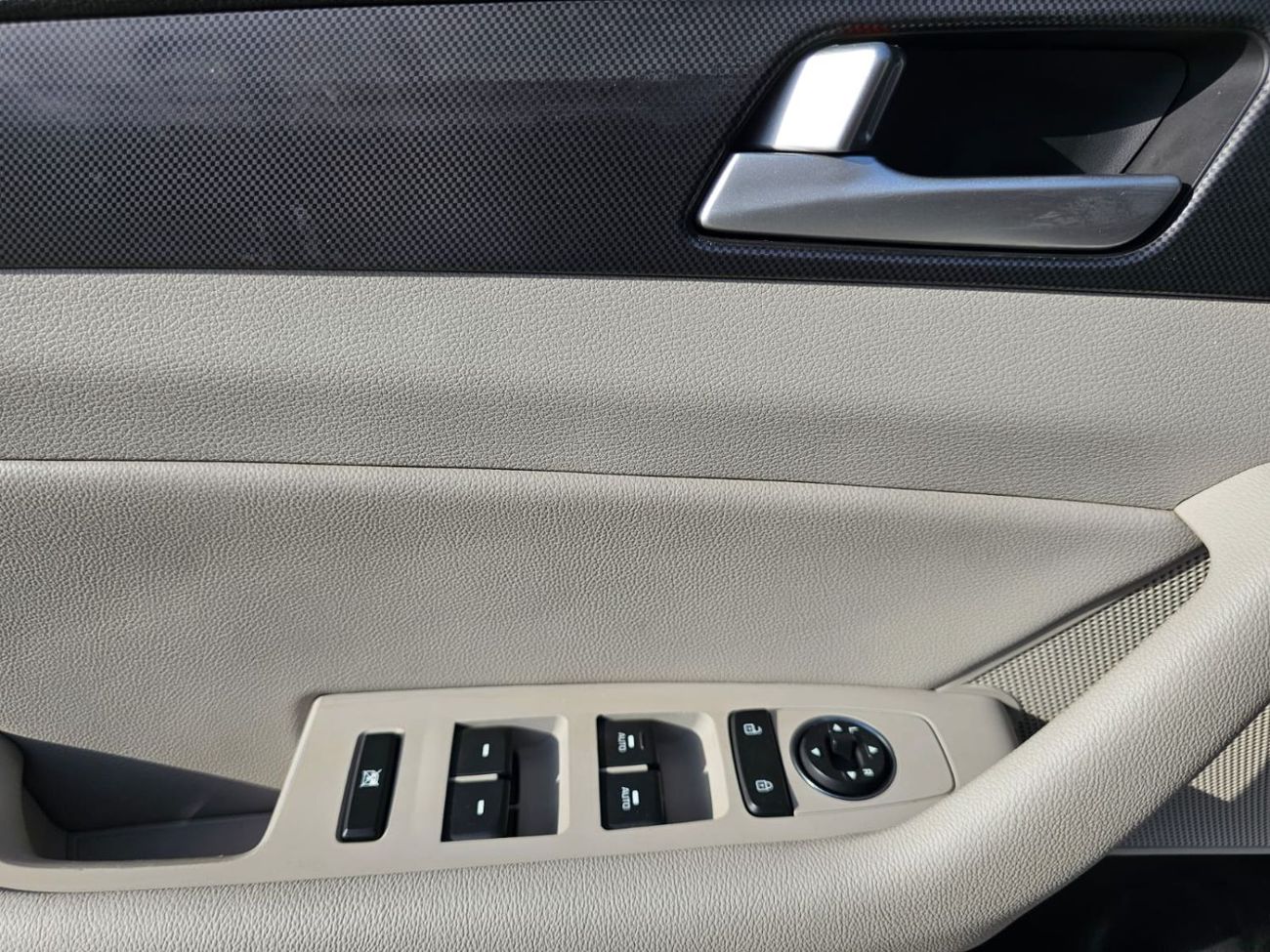 هيونداي سوناتا Sport 2.4L - Automatic . Petrol . Front Wheel Drive . 5 Seats . 4 Doors