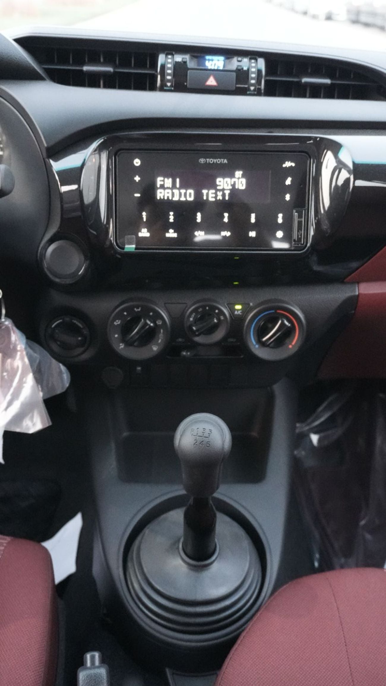 تويوتا هيلوكس TOYOTA HILUX 2.4 M/T