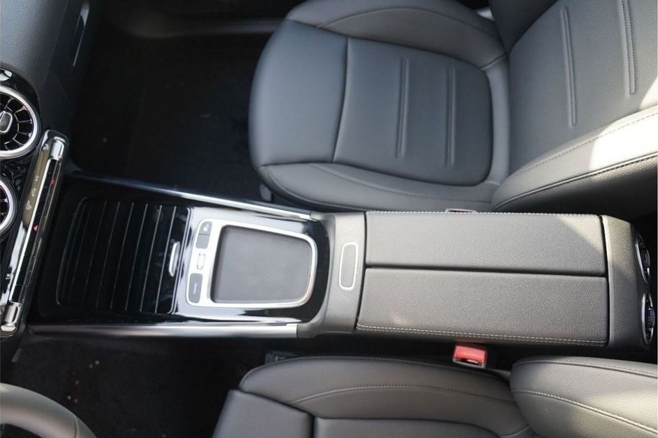 مرسيدس بنز GLA 200 2025 Mercedes-Benz Gla200 1.3 L with 360 Camera and ambient lighting