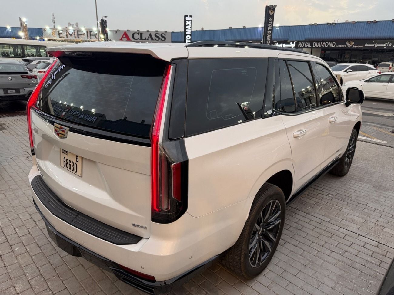 Cadillac Escalade SPORT PLATINUM Luxury 6.2L Luxury600 GCC.