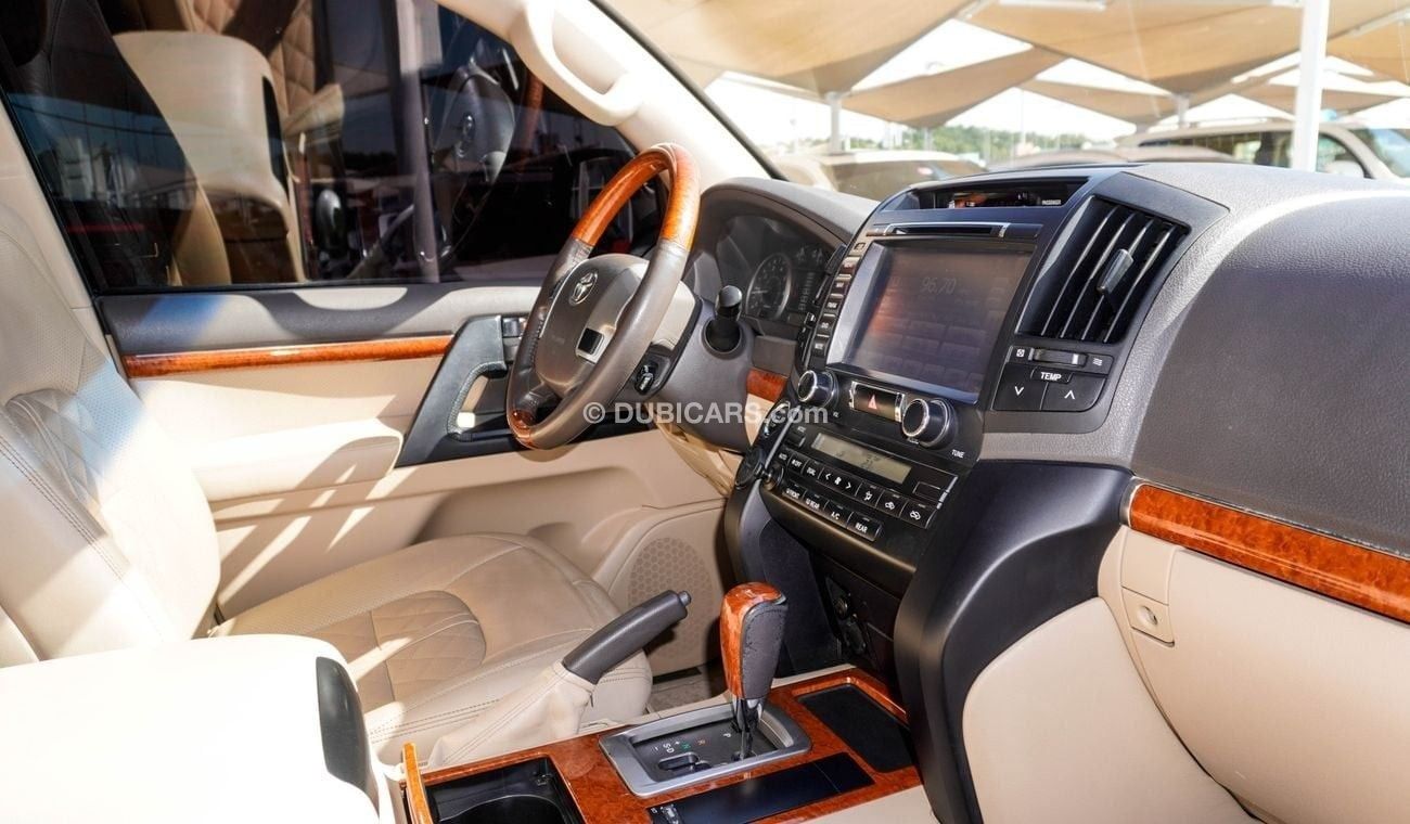 Toyota Land Cruiser GXR V8