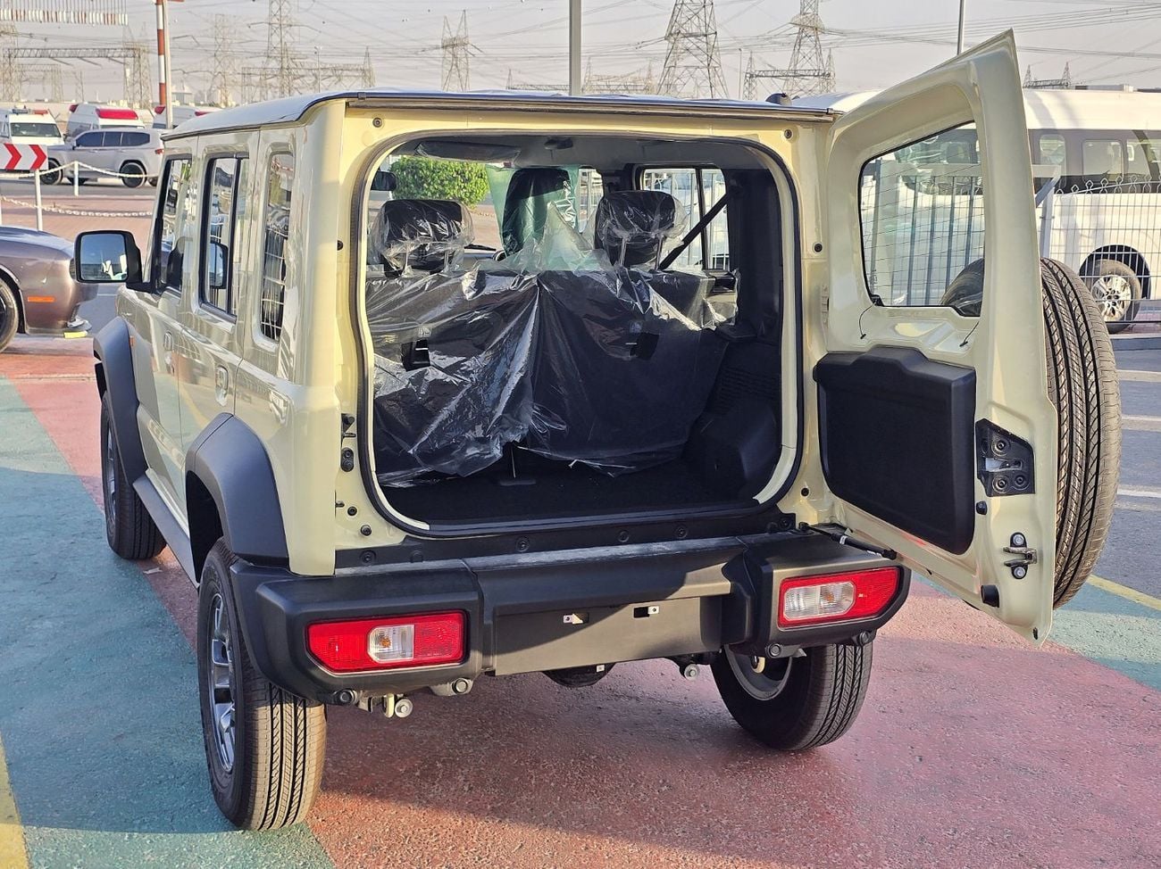 سوزوكي جيمني SUZUKI Jimny GLX 1.5L AT SUV 4WD 5Doors beige color with black roof gcc 2026 model