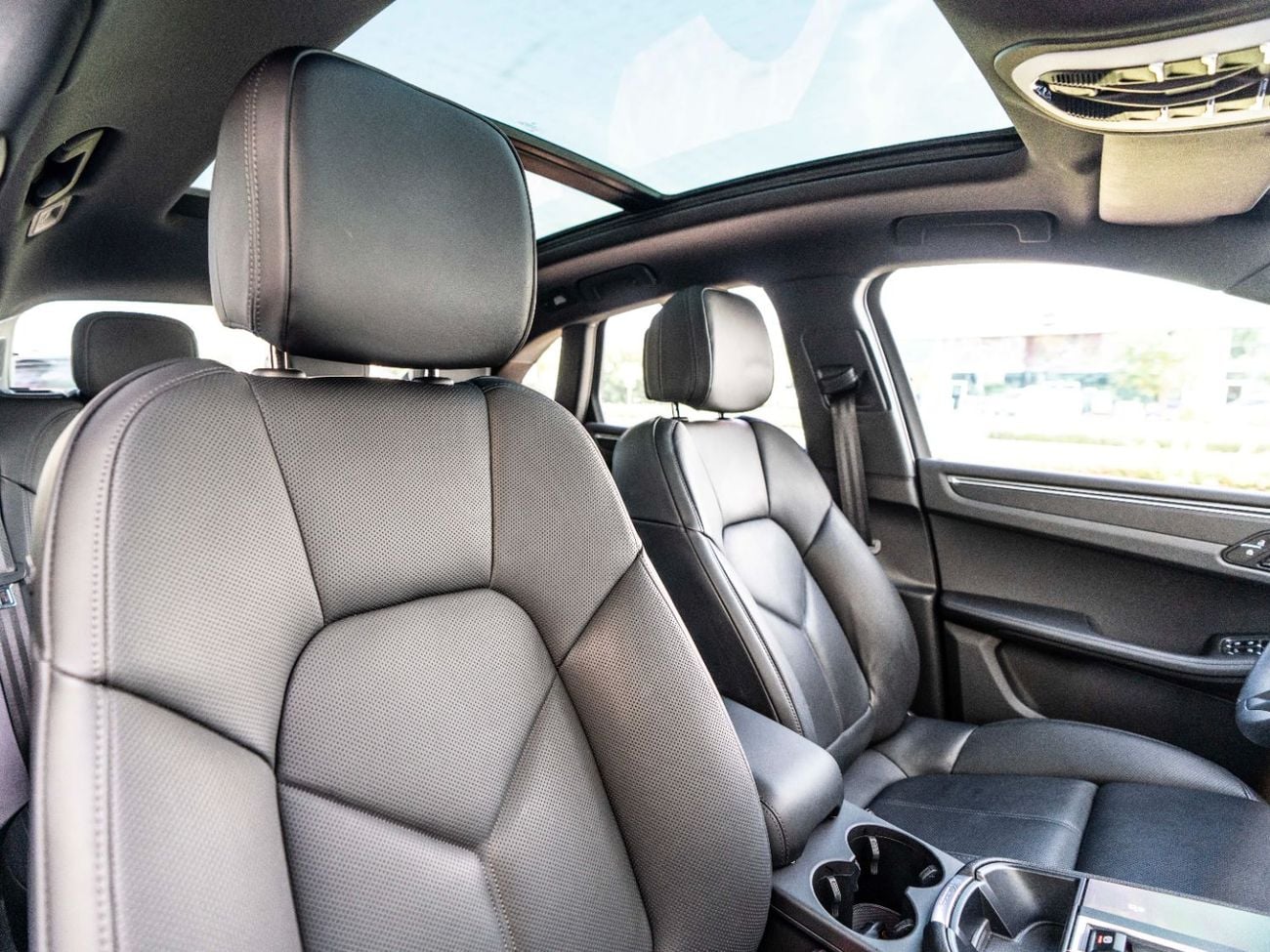 بورش ماكان Base