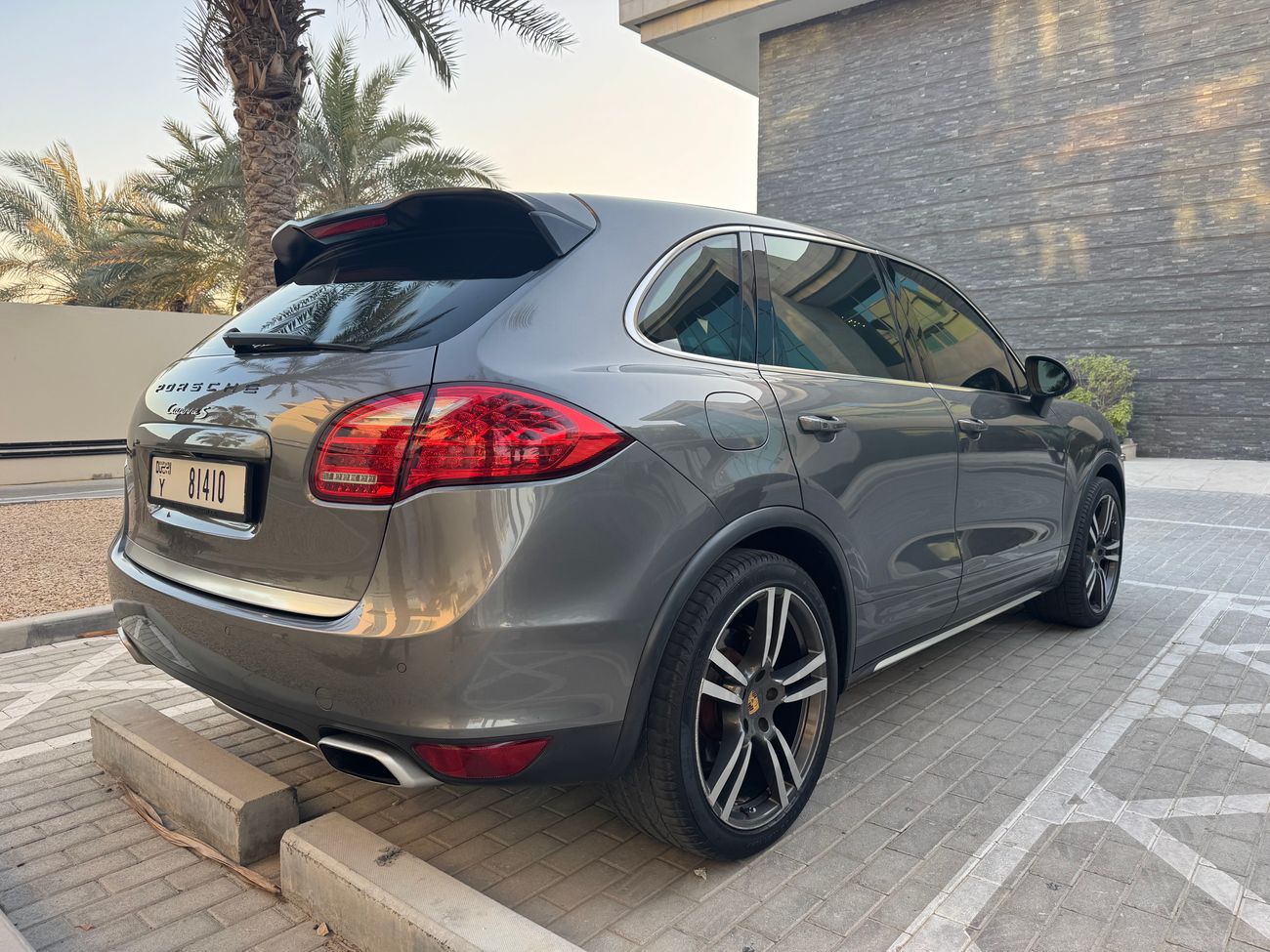 Porsche Cayenne S V8 Platinum edition (GCC)