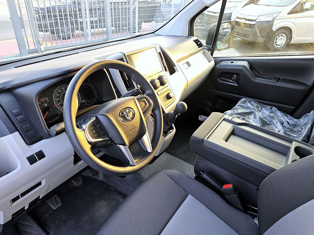 Toyota Hiace Toyota Hiace Std Roof Newshap 2.8l Diesel M/T 15 Seats White Color 2025 Model