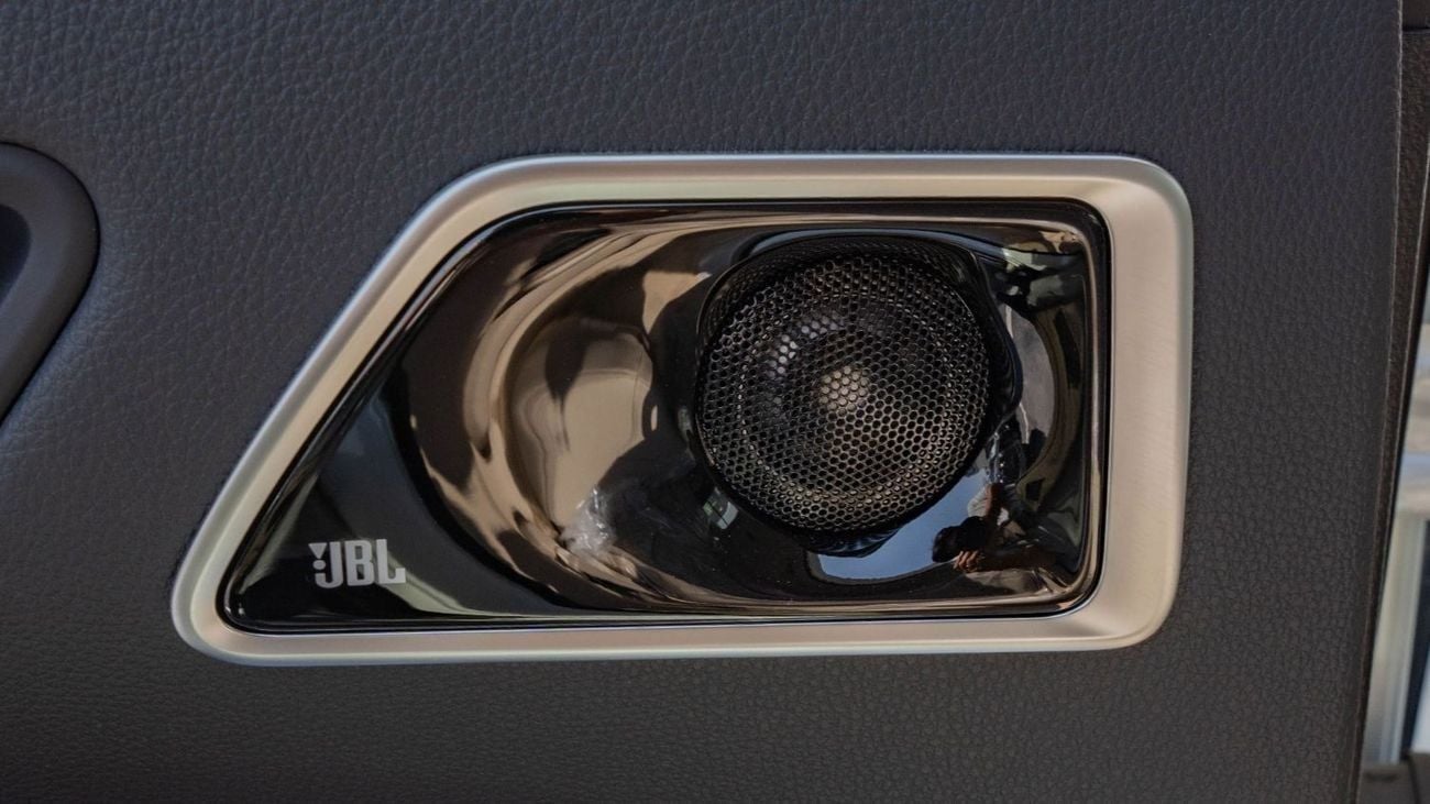 تويوتا لاند كروزر 2025 Toyota Land Cruiser 300 VXR 3.5L AT Petrol Twin Turbo (White-Beige)