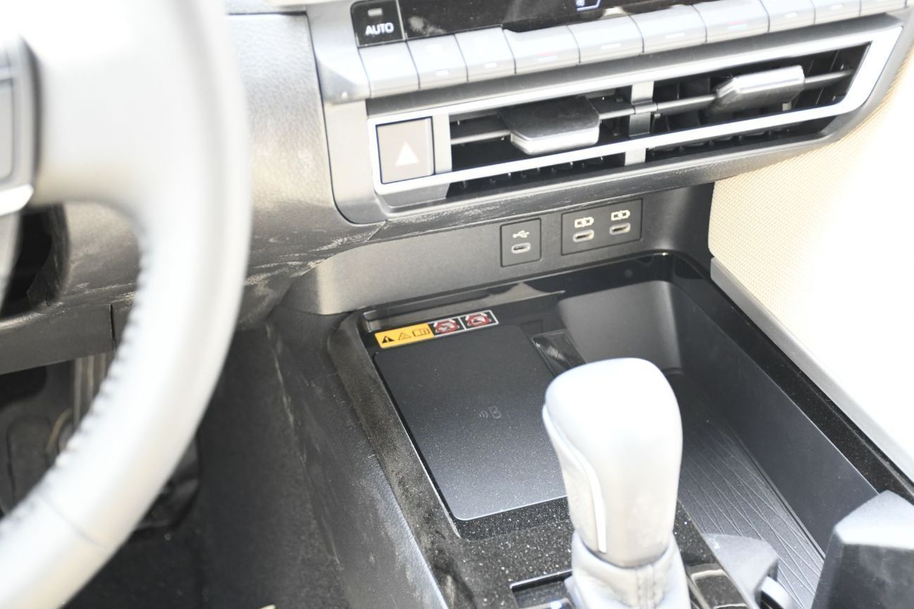 تويوتا كامري 2.5L LE HEV With Panoramic (Ready Stock)