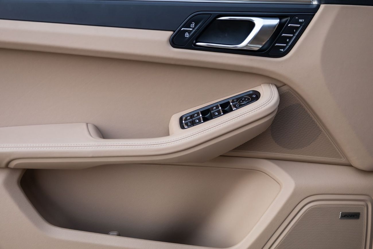 بورش ماكان Base