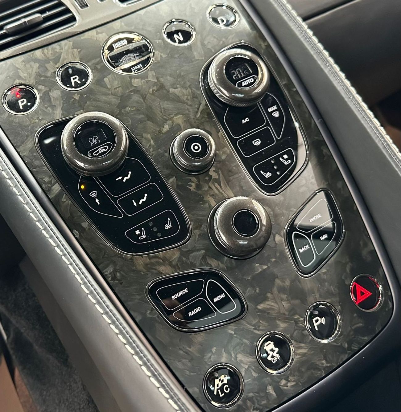 أستون مارتن فانكويش S 2017 Aston Martin Vanquish S, Warranty, Full Options, Very Low Kms, Excellent Condition