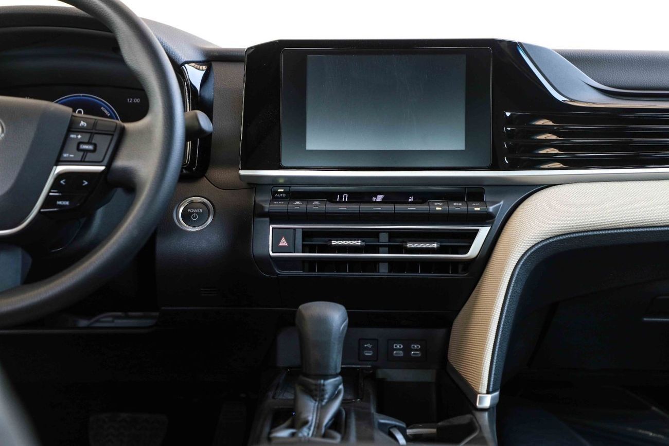 تويوتا كامري LE 2.5 Hybrid - PLATINUM WHITE PEARL inside BEIGE | Export Only