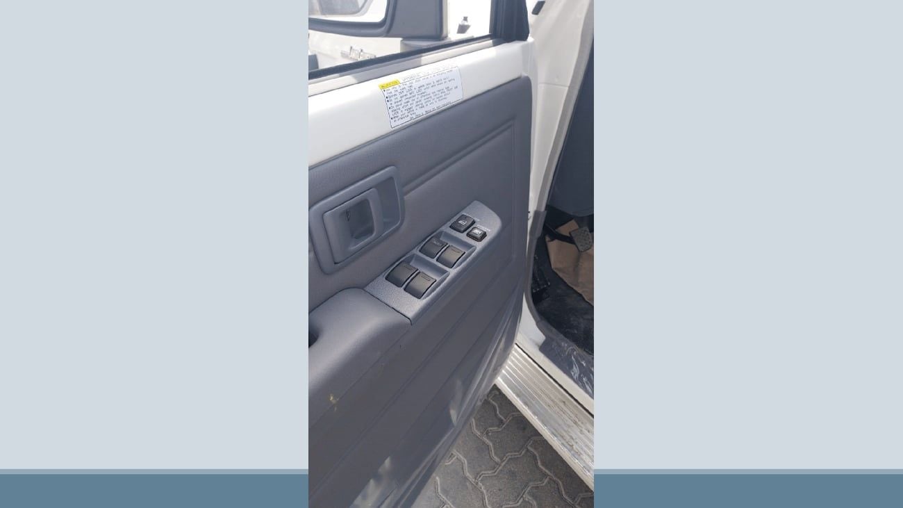 تويوتا لاند كروزر بيك آب ECT0028 - Toyota LC79 DCab - 2.8L Diesel Manual White (Diff lock)