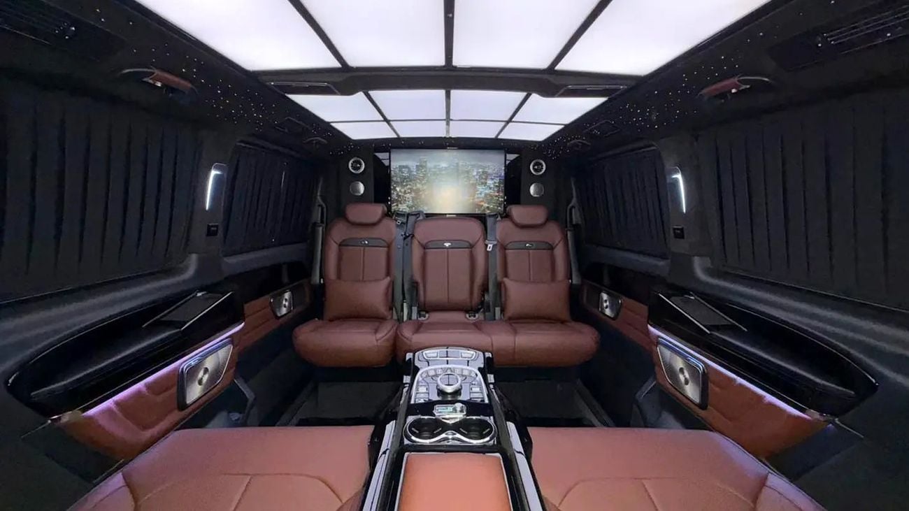 مرسيدس بنز V 300 ARRIVAL MODEL VIP MERCEDES GCC V300 with ADDITIONAL REAR AC - 2 Years Warranty by VLINE