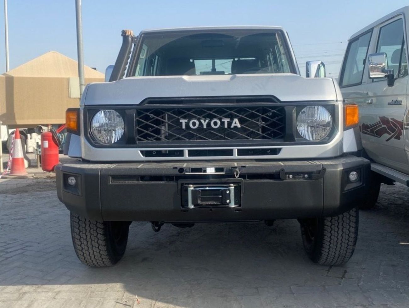 تويوتا لاند كروزر بيك آب 4.0L D/C