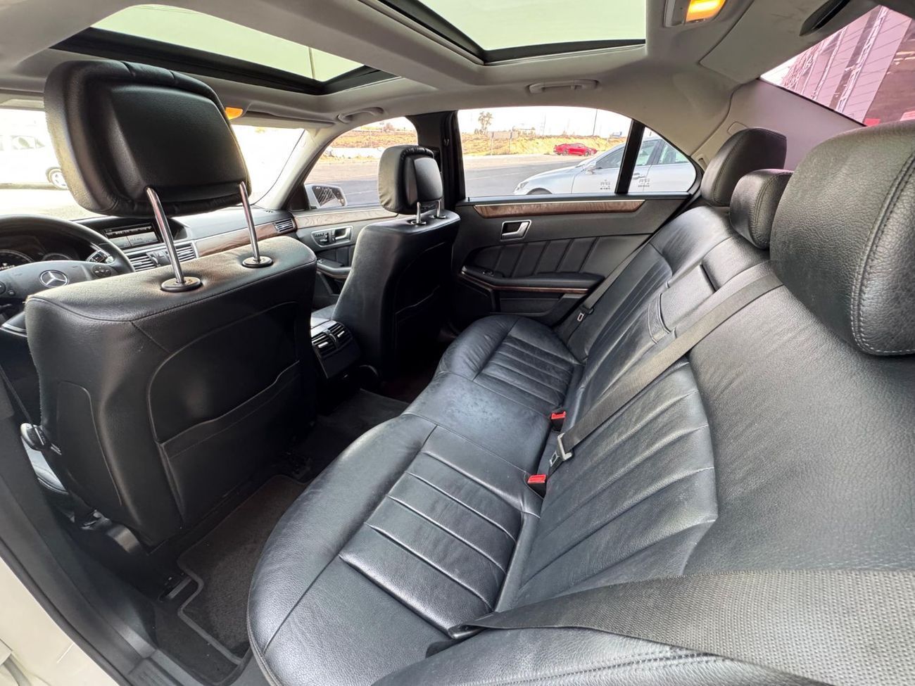 Mercedes-Benz E300 3.0L V6 / FULL OPTION PANORAMIC SUNROOF / KEYLESS ENTRY / KEYLESS START / ENTERED IN SYRIA CUSTOMS F