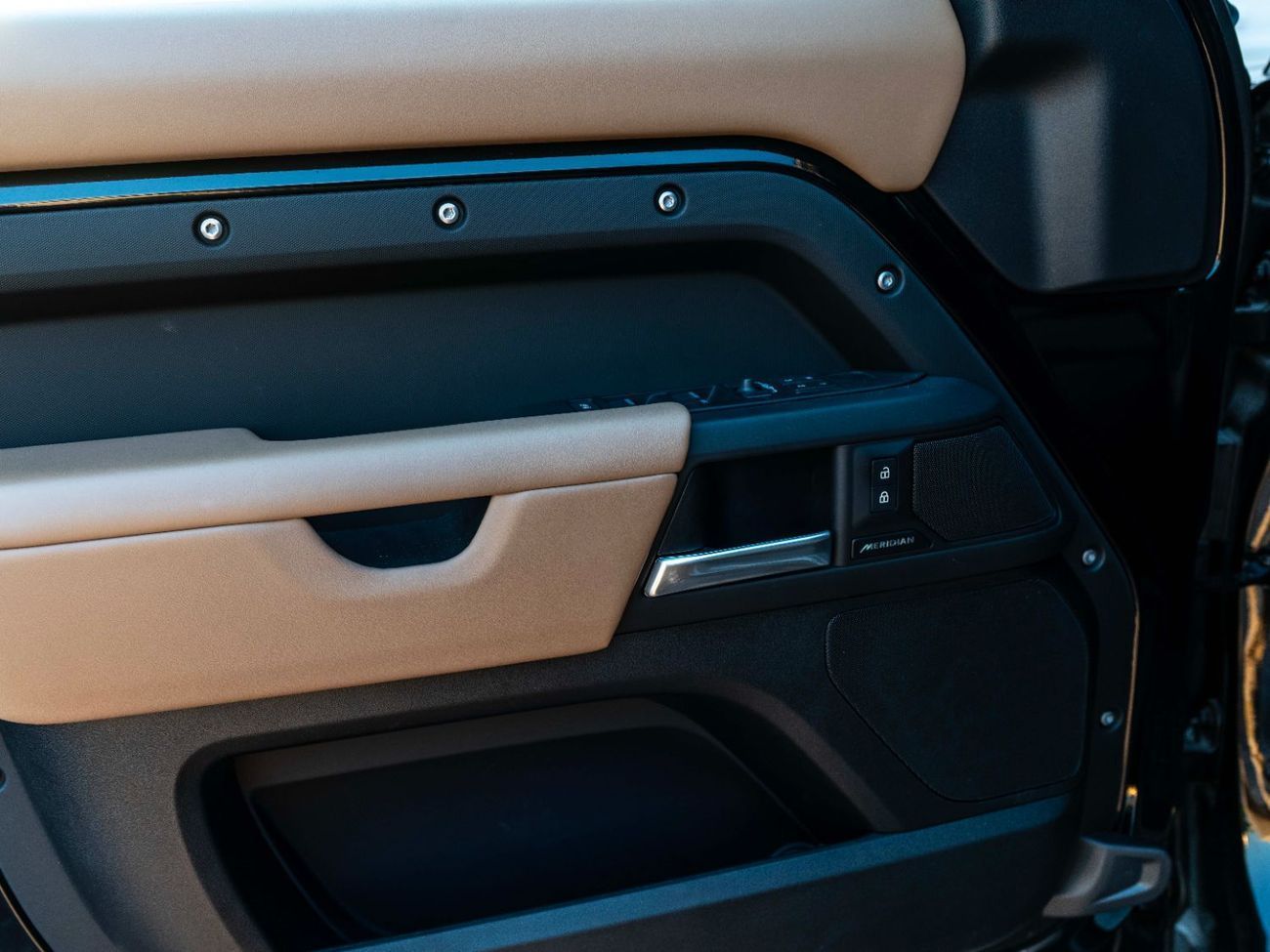 لاند روفر ديفندر P400 110 X-Dynamic HSE 3.0L (5 Seater)