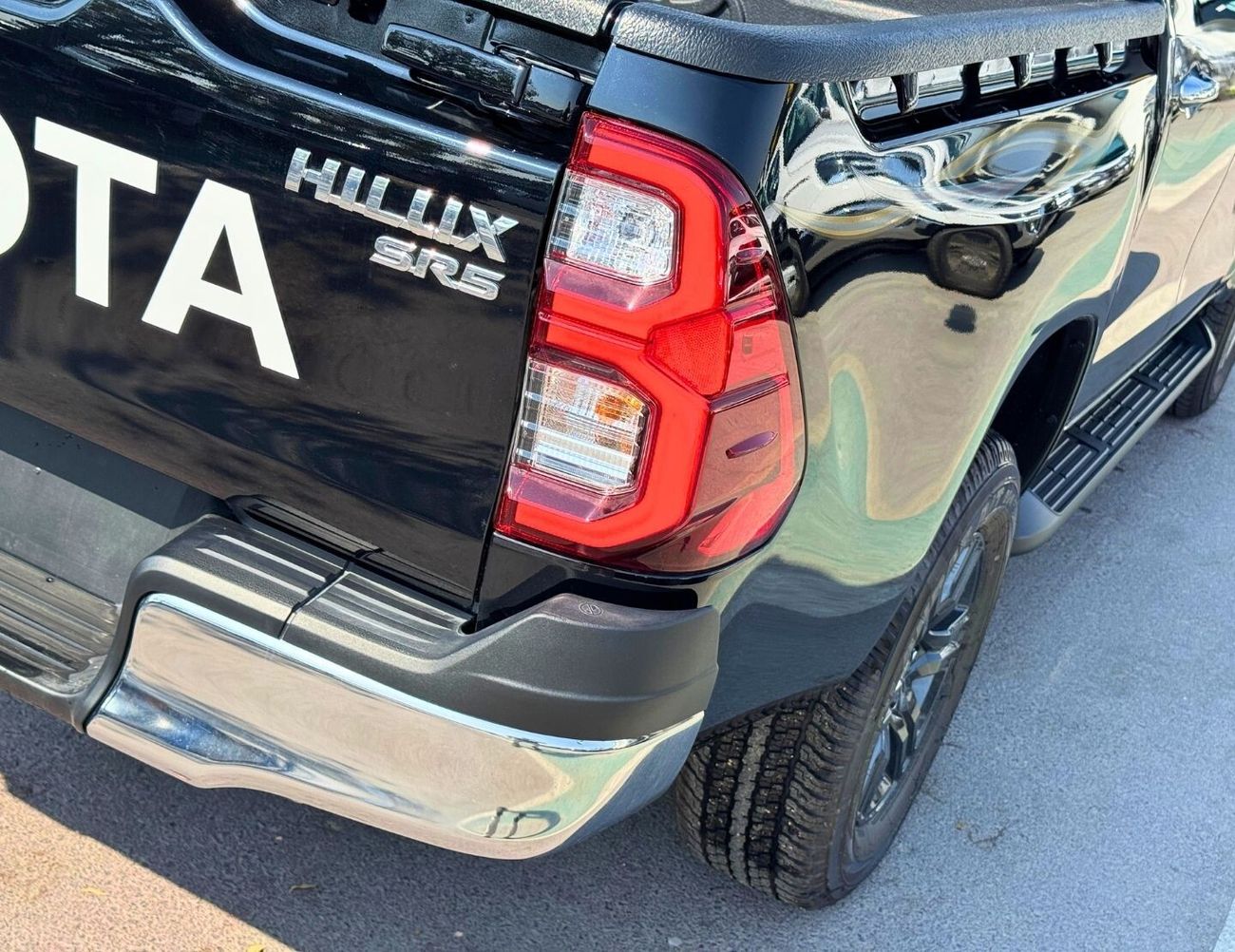 Toyota Hilux SR5 /  2.7L V4 PETROL / PUSH START / 4WD / FULL OPTION (CODE # SR5)