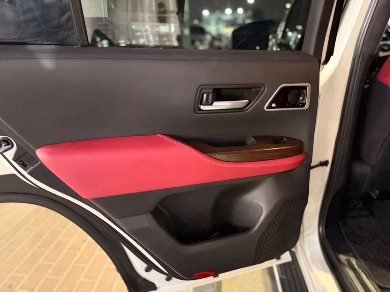 Toyota Land Cruiser VXR Toyota Landcruiser VXR 2022 Twin Turbo white inside Red