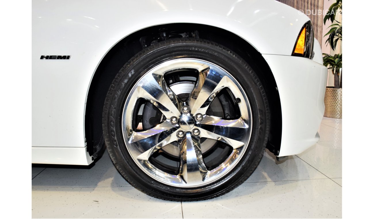 دودج تشارجر ONLY18000 KM ! Dodge Charger RT 2014 Model!! White Color! GCC Specs