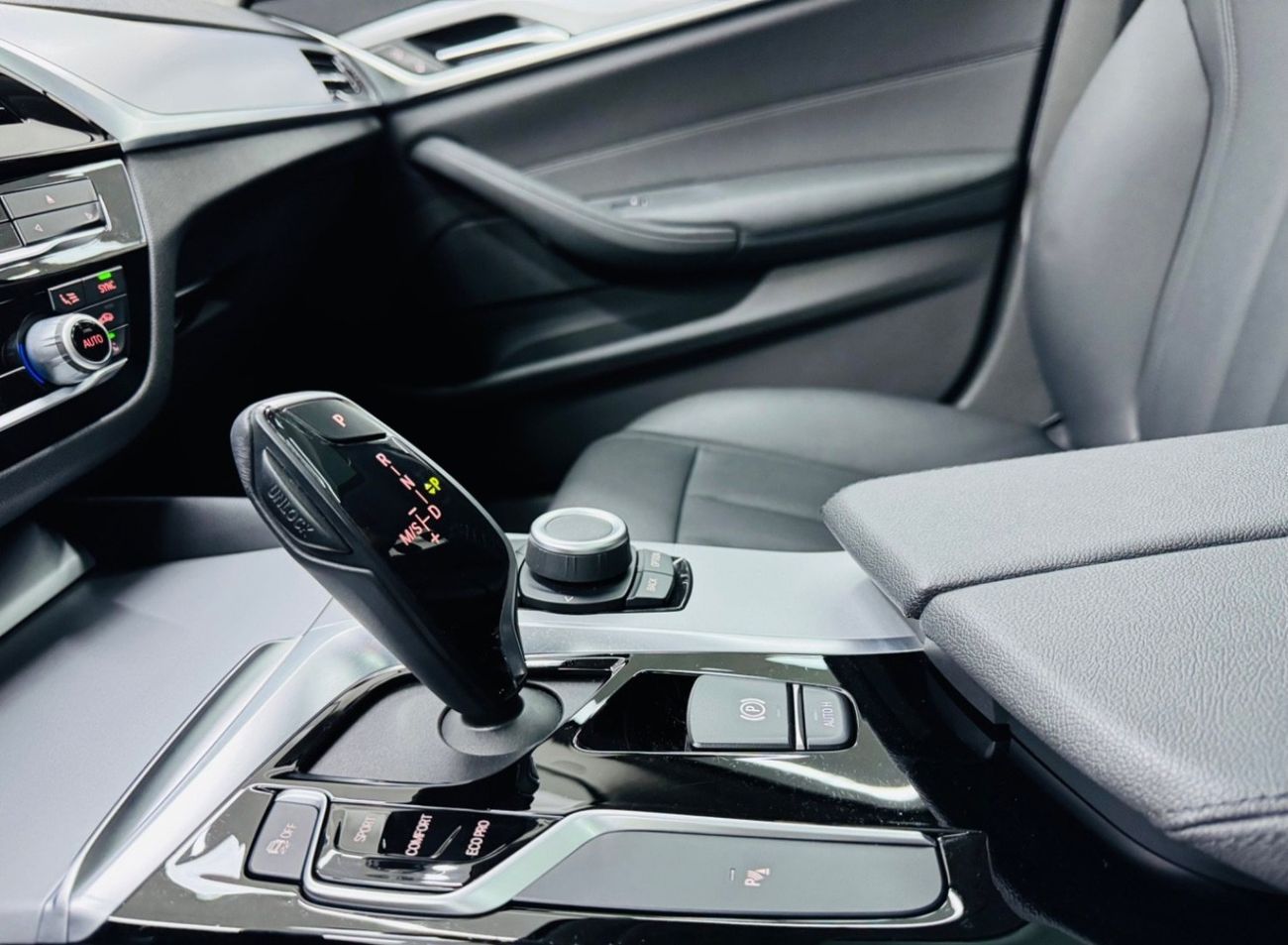 بي أم دبليو 520i Std 2.0L