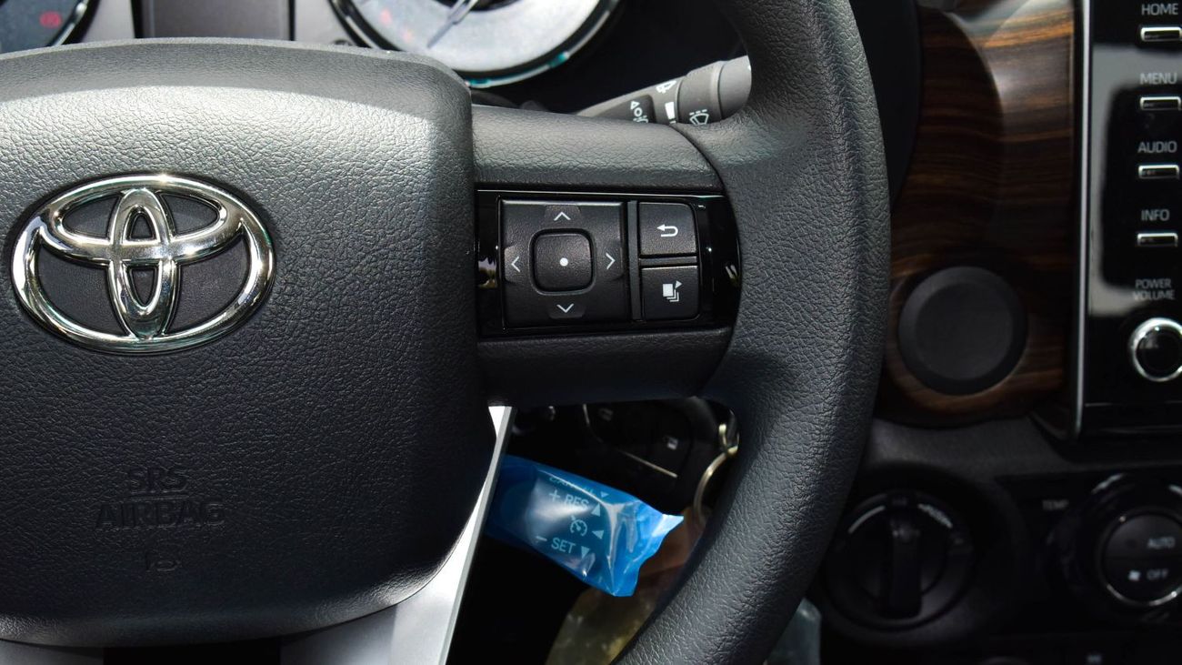 تويوتا هيلوكس ECT0055 - Toyota Hilux DCab - 2.4L Diesel Auto White-Black - Key Start, Auto AC