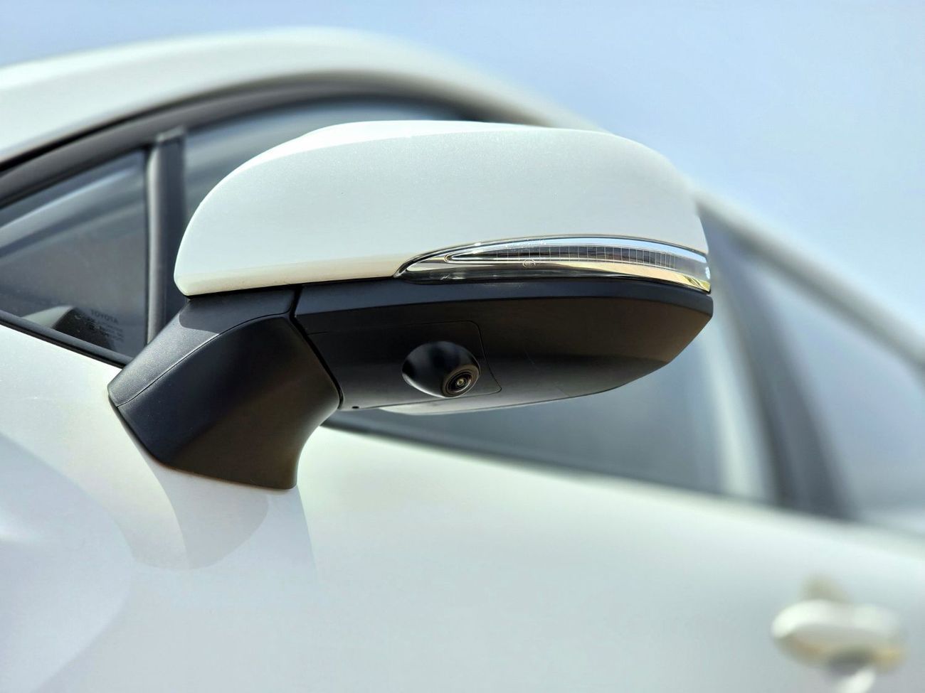 تويوتا كورولا كروس TOYOTA COROLLA CROSS 2.0L ELITE PLUS - FULL - 2025 - WHITE INSIDE BLACK