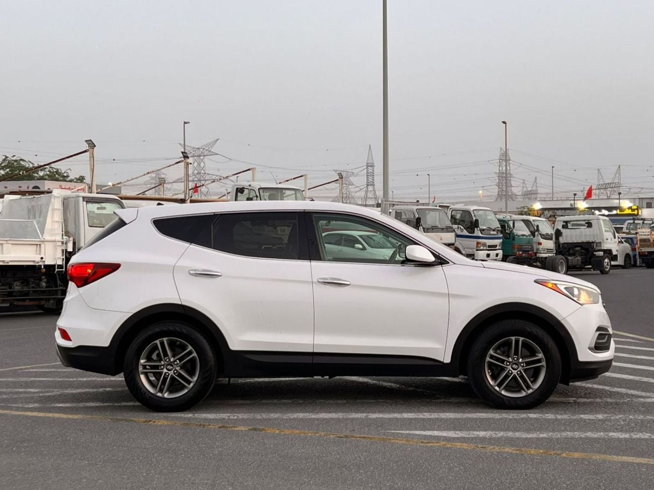 Hyundai Santa Fe SPORT (NON GCC) 2018 Hyundai Santa Fe 2.4L V4 - Apple Play & Android - Rear Camera - 2 keys