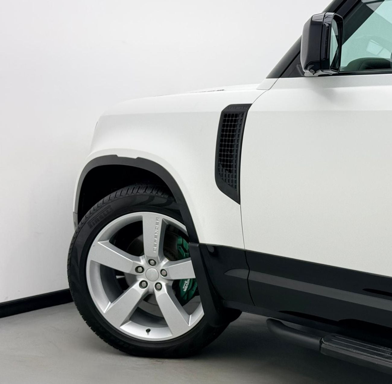 لاند روفر ديفندر 2023 Land Rover Defender 90 SE P400, 2028 LR Warranty, Full LR Service History, Fully Loaded, GCC