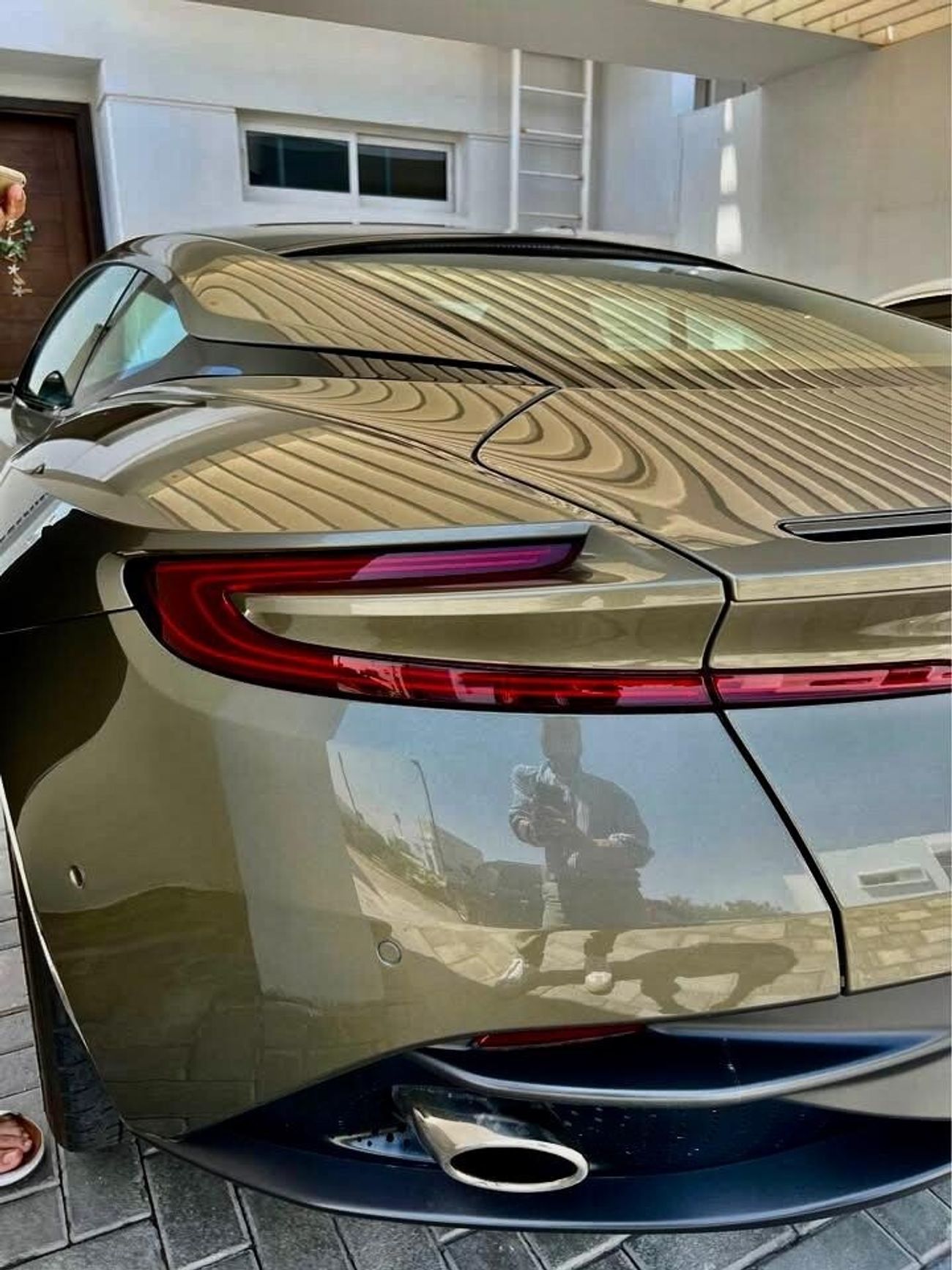 أستون مارتن DB11