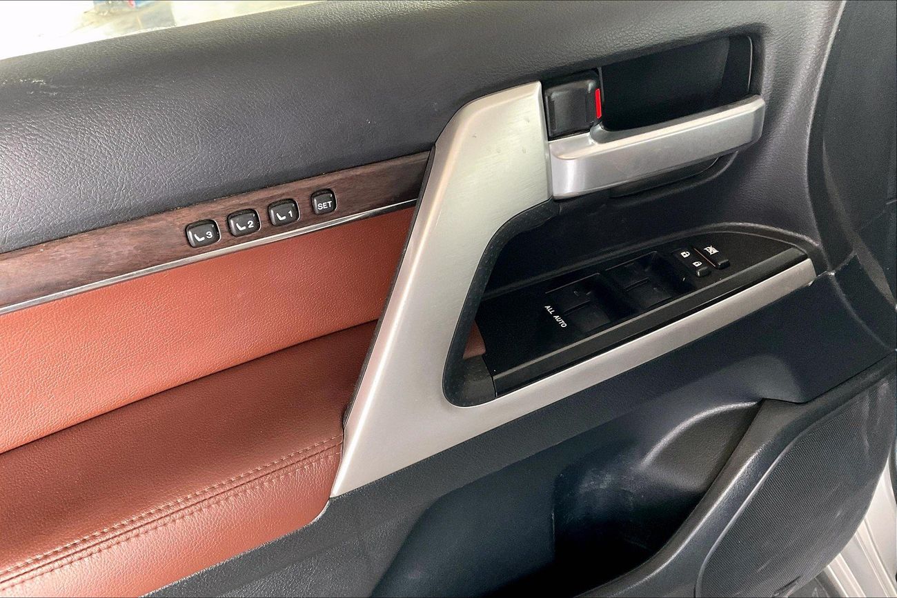 تويوتا لاند كروزر VXR | National Day Celebration | شامل الضمان | 0 ﺪﻔﻋﺓ ﺃﻮﻟﻯ